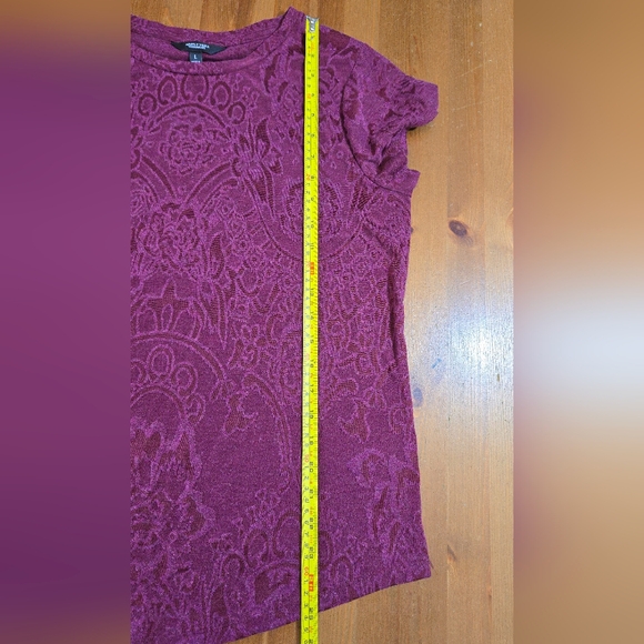 Simply Vera Burgandy Short Sleeve Curved Hem Patterned Top Size Large - Picture 5 of 11